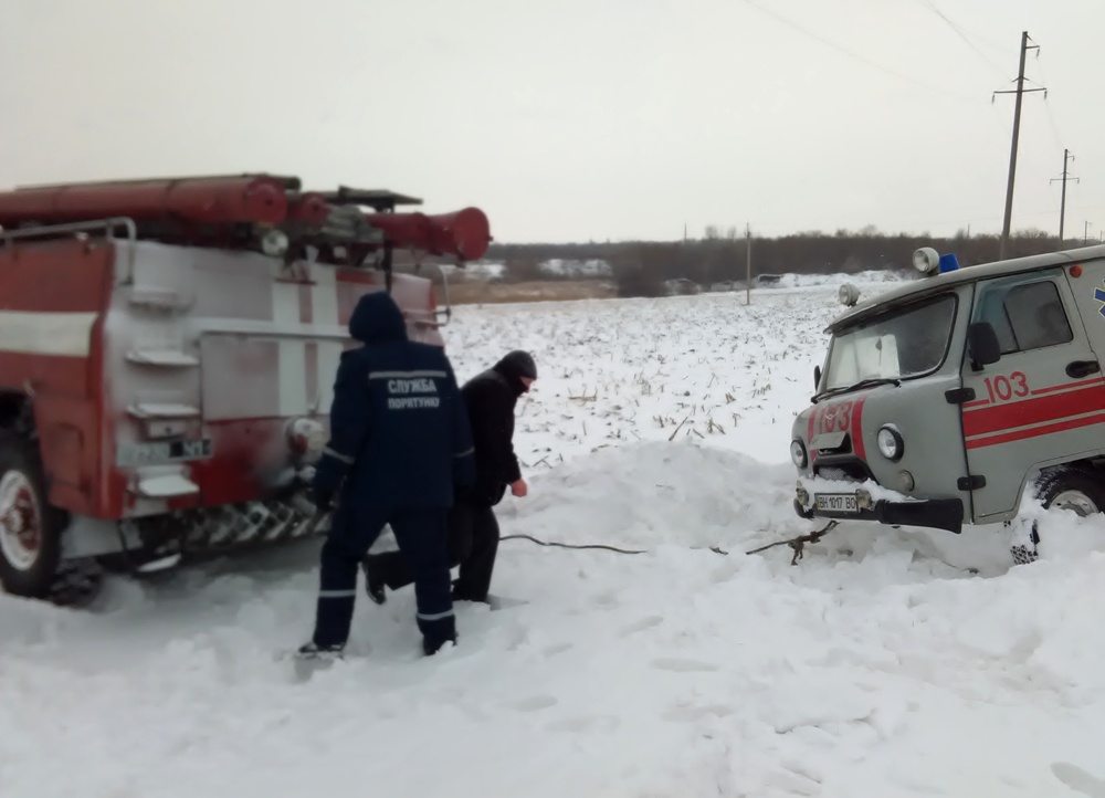 Спасатели вытащили из снежного плена машину скорой помощи 