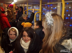 В Одессе завершили празднование Рождества колядками и песнями в украшенных гирляндами трамваях (ФОТО)