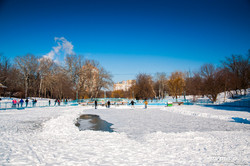 Озеро в Парке Победы превратилось в гигантский каток (ФОТО)