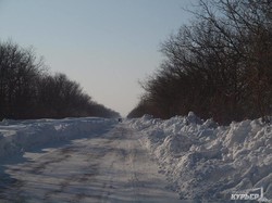 Снегоуборочная техника расчищает дорогу на Сарату (ФОТО)