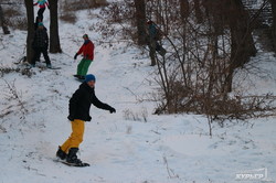 Снежный экстрим: на склонах пляжа одесситы катаются на сноубордах (ФОТО)