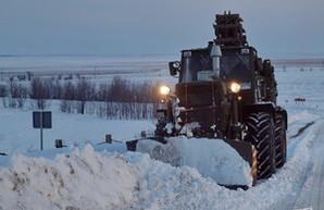 Снегоуборочная техника пробивается к Рени (ФОТО)