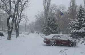 Одессу вновь засыпает снегом (ФОТО)