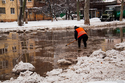 Авария водопровода: часть одесских Черемушек до вечера осталась без воды (ФОТО)