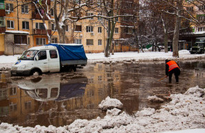 Авария водопровода: часть одесских Черемушек до вечера осталась без воды (ФОТО)