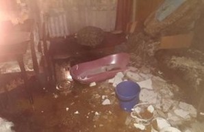В общежитии в центре Одессы из-за отсутствия отопления рушится потолок (ФОТО)