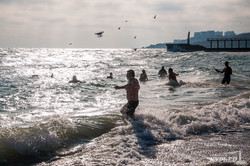 На Ланжероне установили ещё один рекорд: более 200 одесситов искупались в январском море (ФОТО)