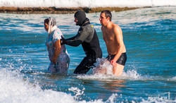 На Ланжероне установили ещё один рекорд: более 200 одесситов искупались в январском море (ФОТО)