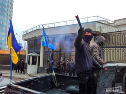В Одессе под российским консульством пытаются остановить агрессию Путина (ФОТО)