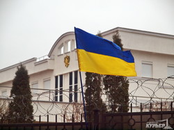 В Одессе водрузили флаг Украины на консульство России (ФОТО, ВИДЕО)