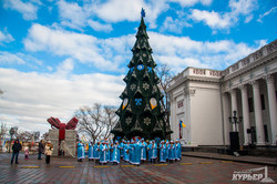 В Одессе на Думской площади стартовал фестиваль украинских песнопений (ФОТО)
