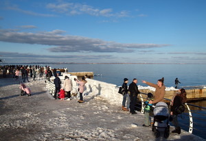 Воскресный Ланжерон: тысячи гуляющих одесситов, чайки, лед и волшебные краски моря (ФОТО)