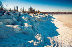 Под Одессой на льду Хаджибейского лимана ловят рыбу и гуляют (ФОТО)