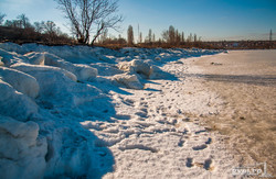 Под Одессой на льду Хаджибейского лимана ловят рыбу и гуляют (ФОТО)