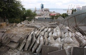 Проблема разрушения одесской Потемкинской лестницы может быть вызвана забившейся ливневой канализацией (ФОТО)