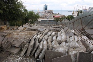 Проблема разрушения одесской Потемкинской лестницы может быть вызвана забившейся ливневой канализацией (ФОТО)