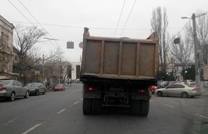 По Одессе продолжают ездить "запрещенные" мэром грузовики с грунтом (ФОТО)