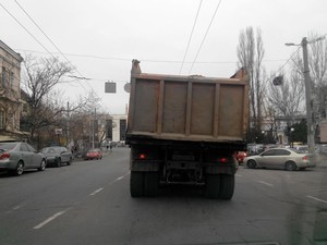 По Одессе продолжают ездить "запрещенные" мэром грузовики с грунтом (ФОТО)