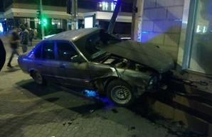 Ночная авария в Одессе: автомобиль врезался в магазин