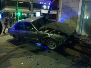 Ночная авария в Одессе: автомобиль врезался в магазин