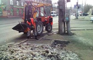 В Одессе чистят ливневки (ФОТО)