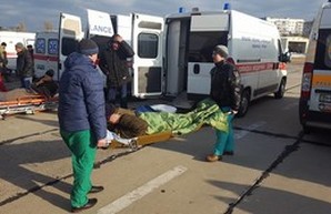 В Одессу прибыл самолет с 13 ранеными на фронте под Авдеевкой (ФОТО)