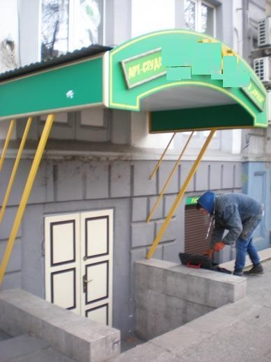 В Одессе за неделю демонтировали почти сотню рекламных конструкций, размещенных с нарушениями
