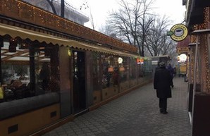 Центр Одессы зачищают от капитальных летних площадок ресторанов (ФОТО)