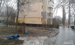 Одесские улицы и дворы превратились в ледовые катки (ФОТО)