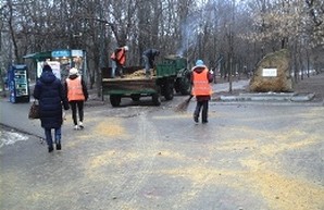 На улицах Одессы уже рассыпали 1230 тонн песчано-солевой смеси