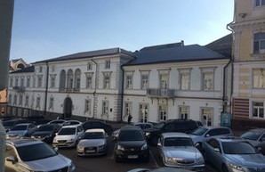 На памятнике архитектуры рядом с одесской мэрией ремонтируют крышу после пожара (ФОТО)