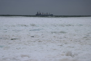 Воронцовский маяк в плену огромных льдин (ВИДЕО)