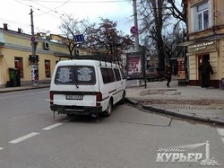 Христианский автохам припарковался посреди перекрестка в центре Одессы (ФОТО)