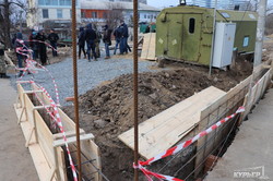 Несмотря на протесты одесситов и мэрии, в Одесском сквере Юность идет стройка (ФОТО)