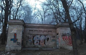 В одесском парке Шевченко горело здание заброшенного общественного туалета (ФОТО)