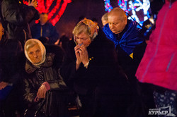 В память о Майдане одесситы выстроились в форме тризуба с горящими свечами (ФОТО)