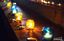 В память о Майдане одесситы выстроились в форме тризуба с горящими свечами (ФОТО)