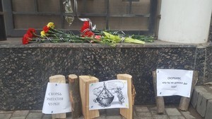 В Одессе к консульству России принесли чурки вместо цветов (ФОТО)