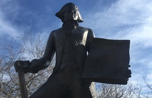 Неизвестные разрисовали краской памятник Дерибасу, коммунальщикам пришлось отмывать