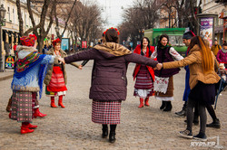 В Одессе началась Масленица: танцы и соломенный лабиринт на Дерибасовской (ФОТО)