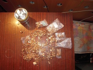 Одесские таможенники обнаружили более килограмма контрабандных золотых украшений (ФОТО)