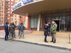 В Одессе ищут бомбу в бизнес-центре рядом с областной администрацией (ФОТО)