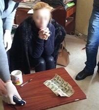 Чиновницу и депутата горсовета Белгорода-Днестровского задержали при получении взятки