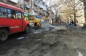 В Одессе на улице Варненской ремонтируют тротуар (ФОТО)