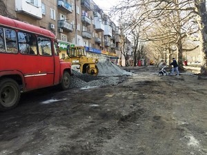 В Одессе на улице Варненской ремонтируют тротуар (ФОТО)