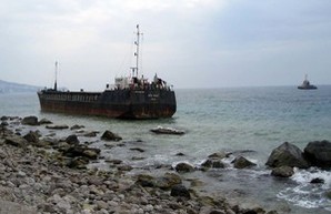 У берегов оккупированного Крыма село на камни грузовое судно (ФОТО)