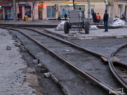 В Одессе начали разбирать трамвайные пути на улице Преображенской (ФОТО)
