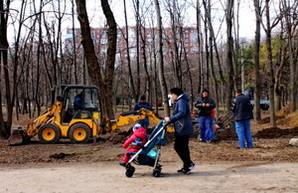 В одесском Парке Победы начался  ремонт систем полива зеленых зон (ФОТО)