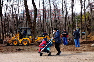 В одесском Парке Победы начался  ремонт систем полива зеленых зон (ФОТО)