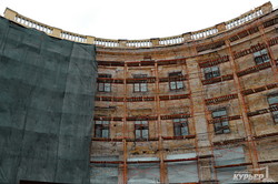 Один из двух полуциркульных домов около одесского Дюка реставрируют (ФОТО)